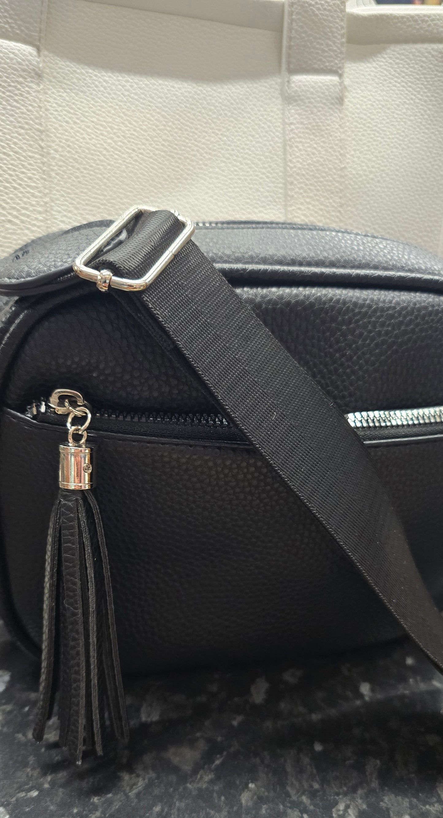 Small crosd body handbag with tassle.