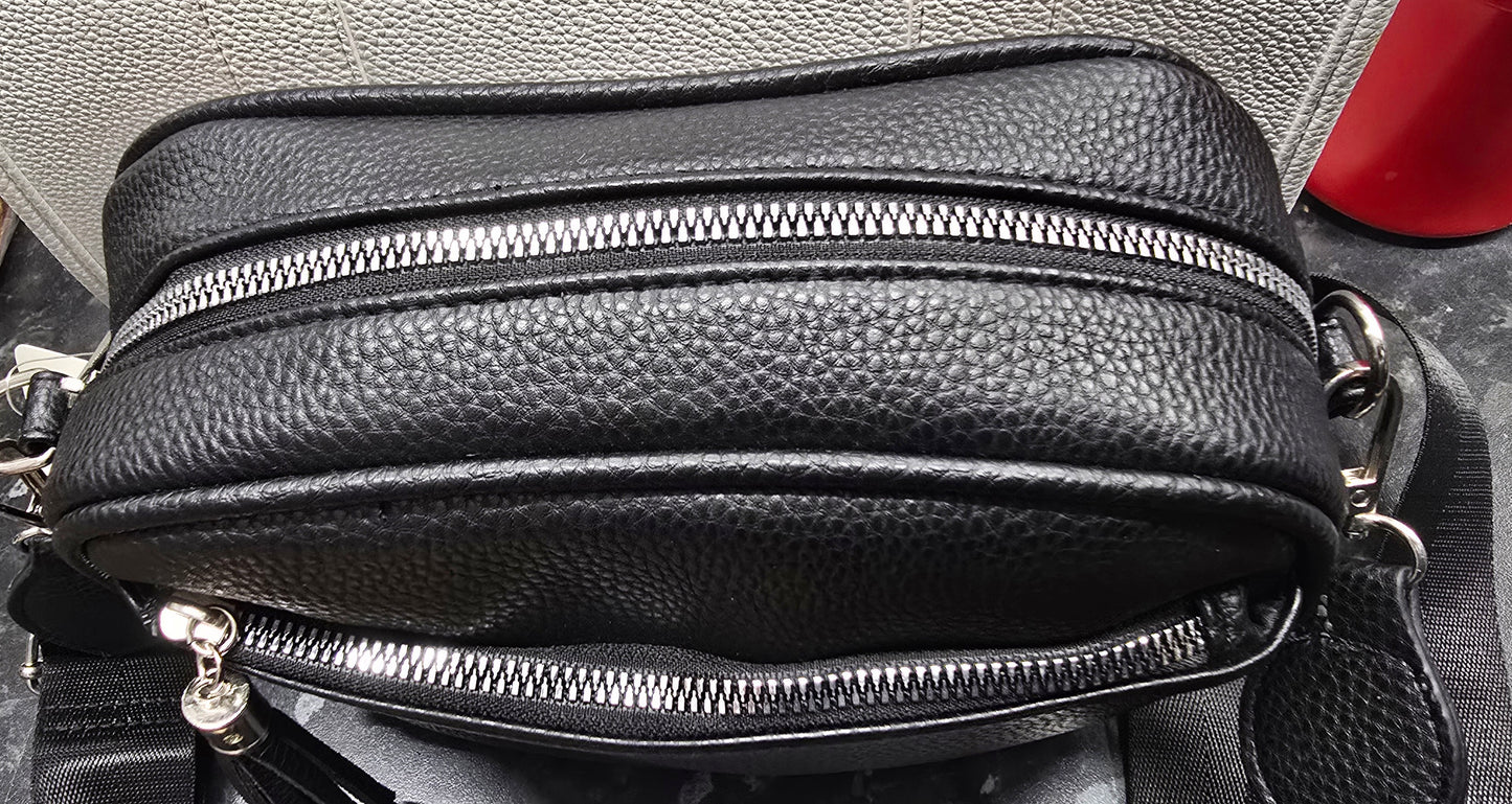 Small crosd body handbag with tassle.