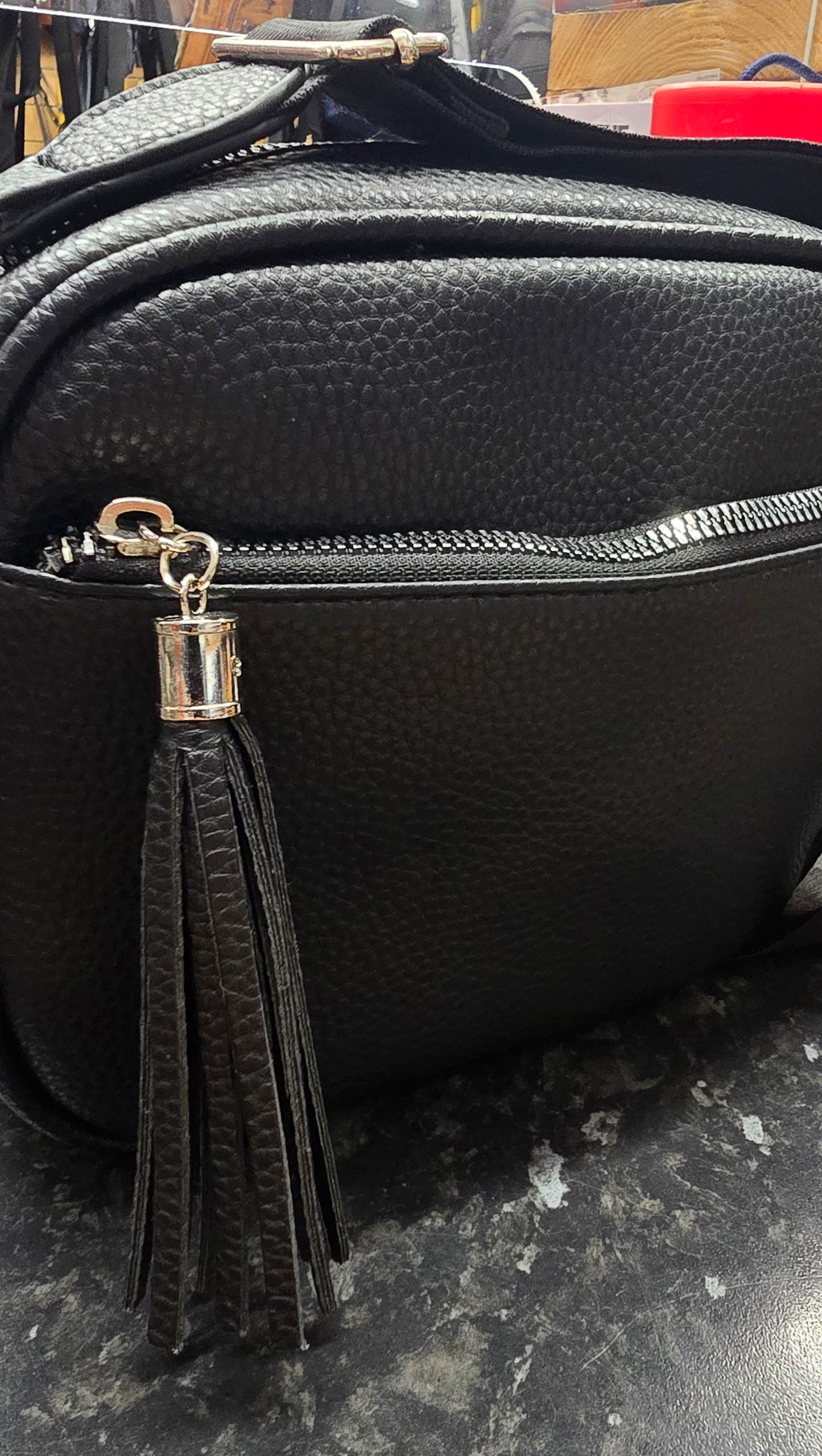 Small crosd body handbag with tassle.