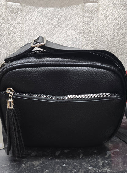 Small crosd body handbag with tassle.