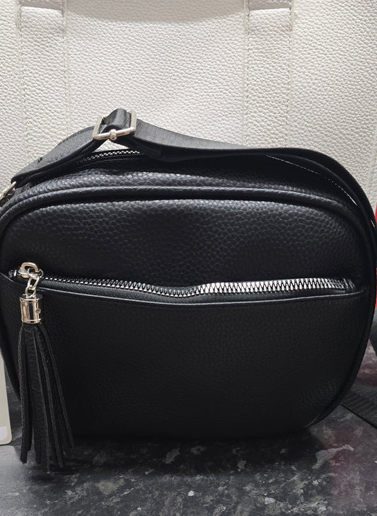 Small crosd body handbag with tassle.