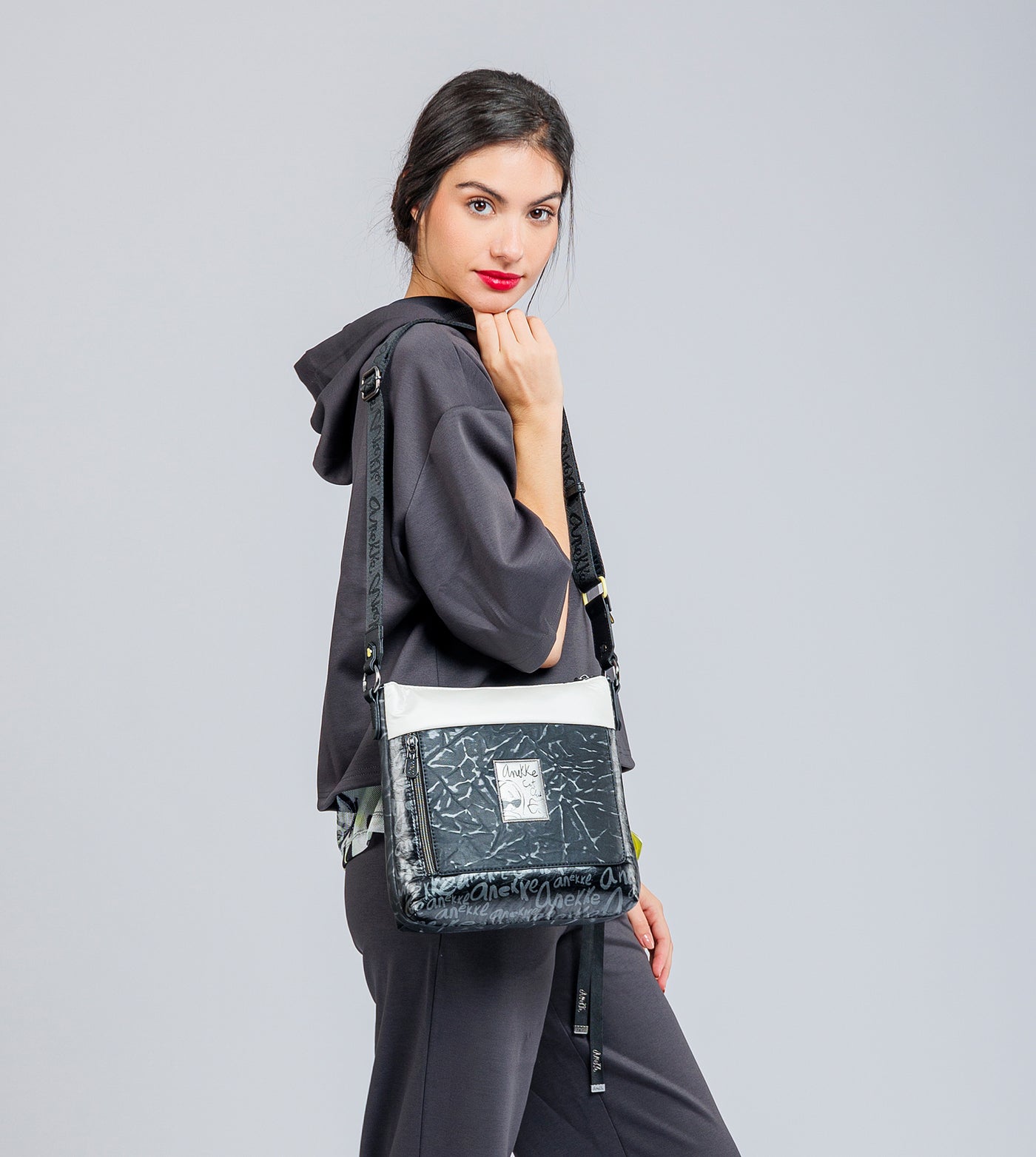 Crossbody bag with front pocket Nature Towanda
Sale